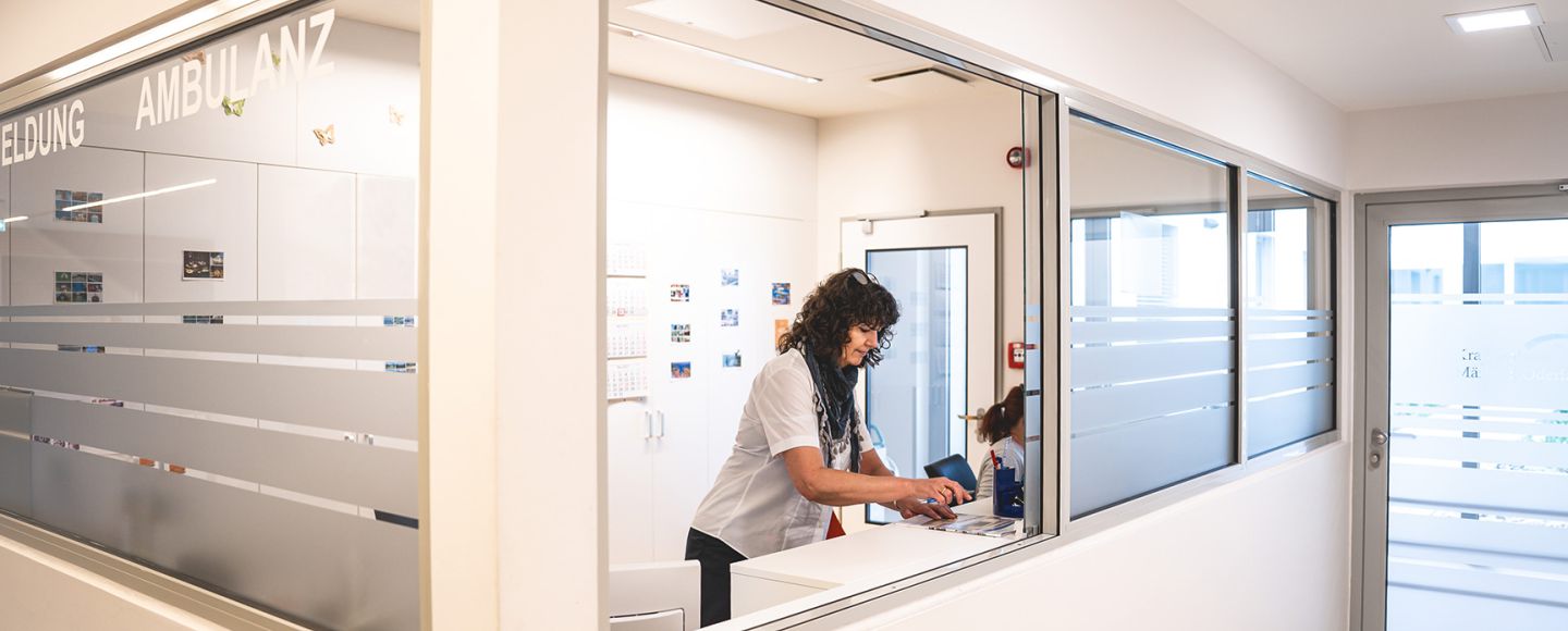Empfangsbereich im Krankenhaus