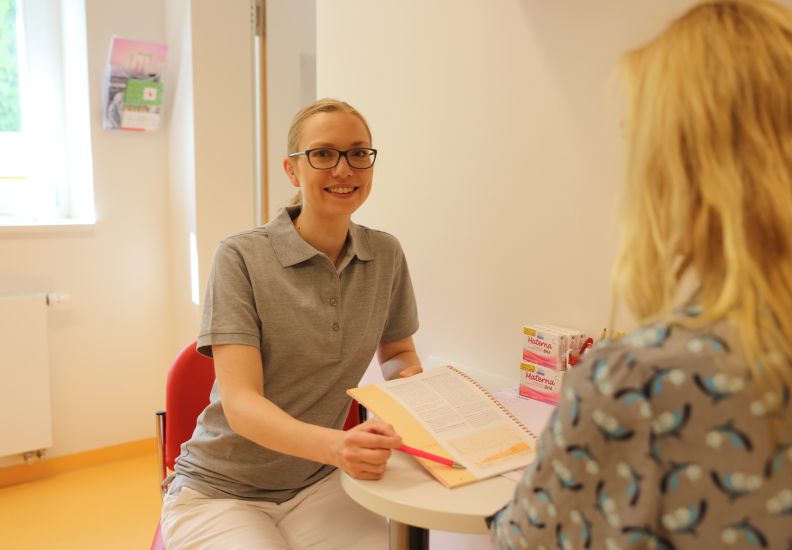 Frau Budäus im Patientengespräch